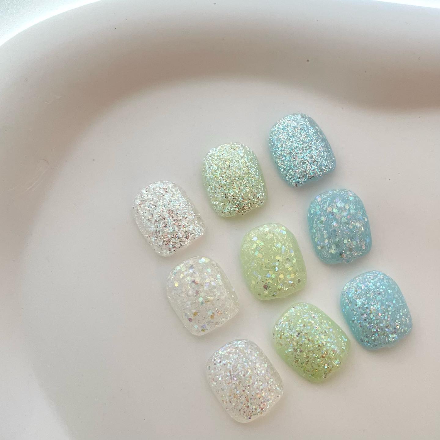 Wedding nail glitter usage sample