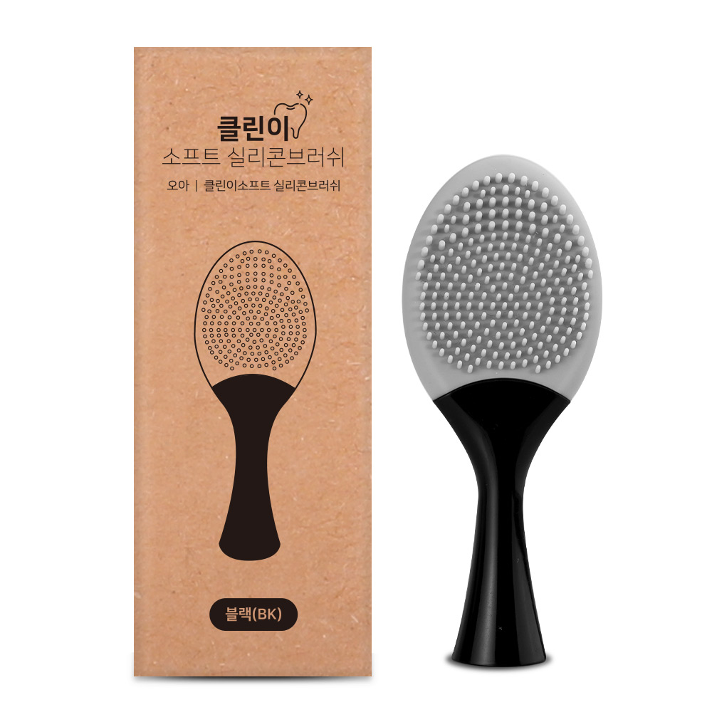 클린이소프트 시리즈 리필 칫솔모의 패키지와 블랙 컬러 칫솔모 헤드를 정면에서 촬영한 이미지