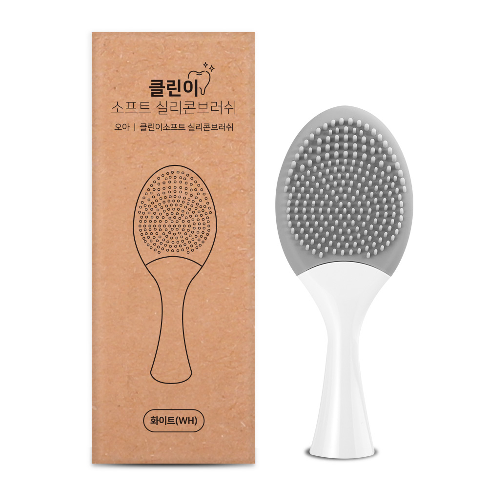 클린이소프트 시리즈 리필 칫솔모의 패키지와 화이트 컬러 칫솔모 헤드를 정면에서 촬영한 이미지
