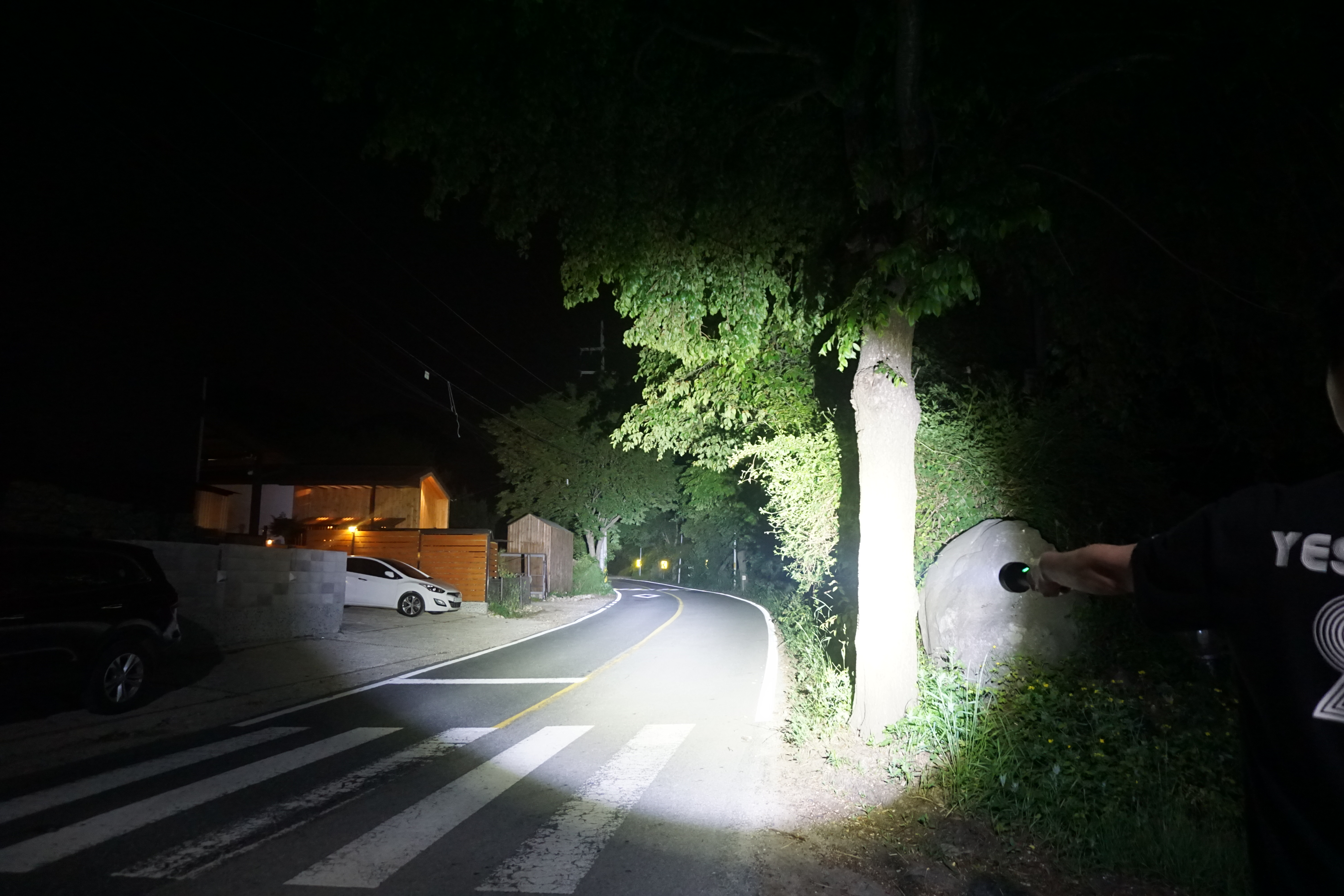 B3 휴대용 써치라이트 LED 충전식 랜턴 후레쉬 손전등 괴물 작업등 고휘도 해루질 써치