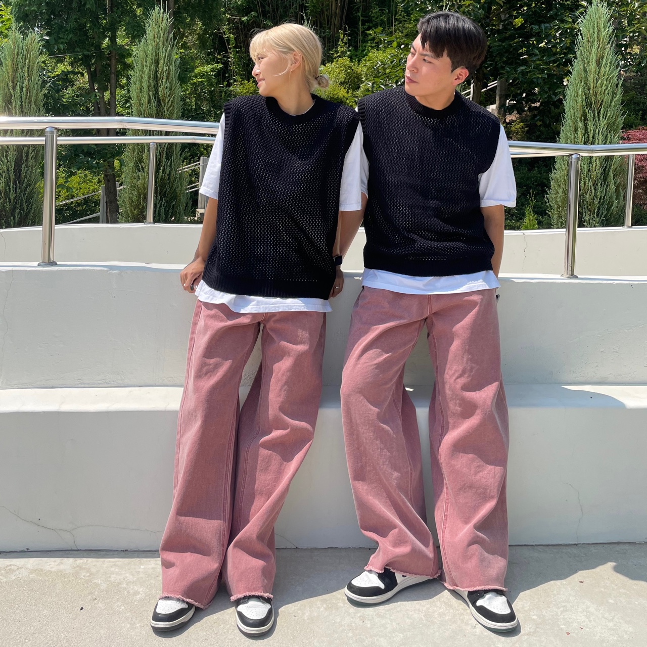 [UNISEX] 핑크 다잉 데님 와이드핏 팬츠 커팅진 커플룩 - 상세 이미지 4