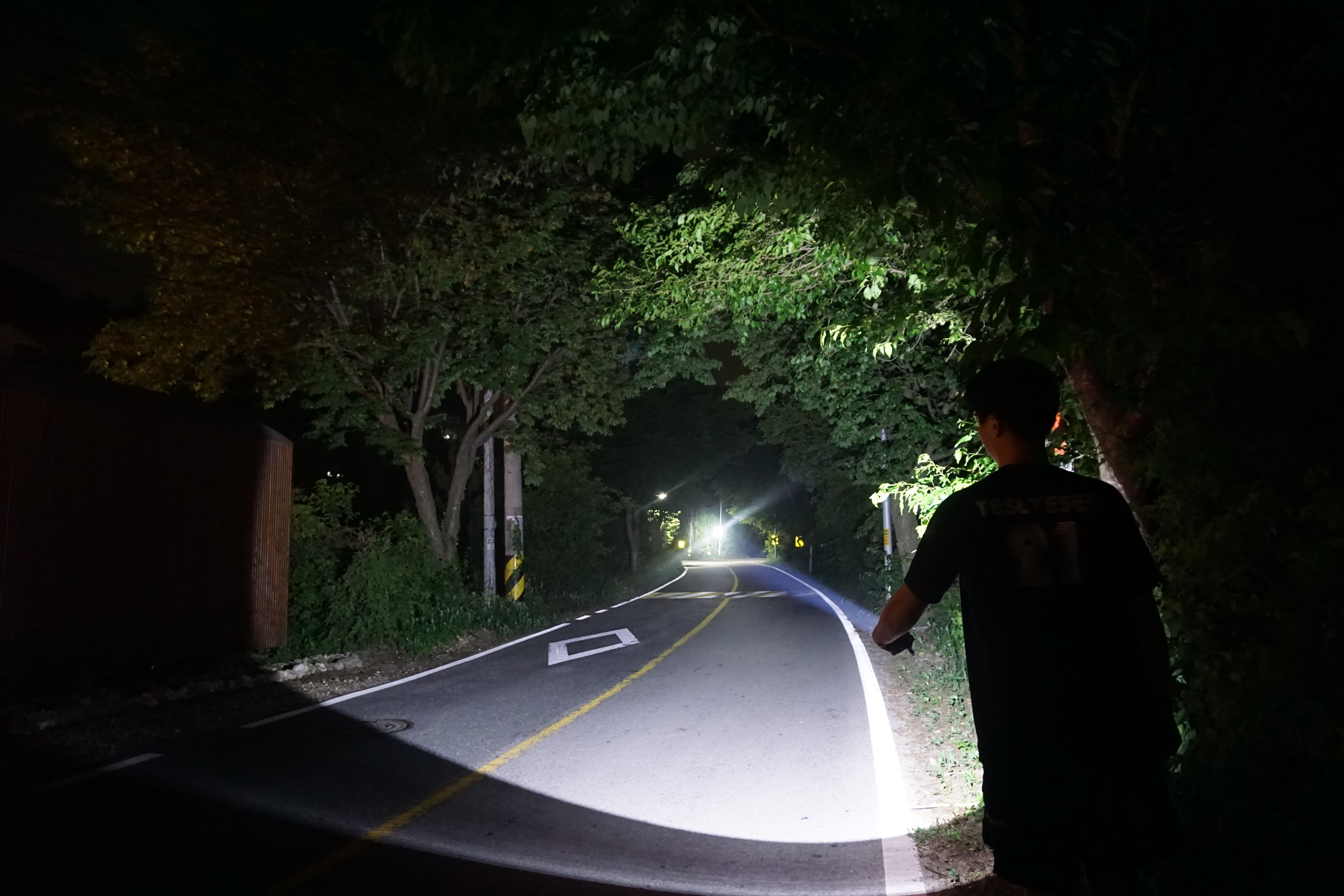 B3 휴대용 써치라이트 LED 충전식 랜턴 후레쉬 손전등 괴물 작업등 고휘도 해루질 써치