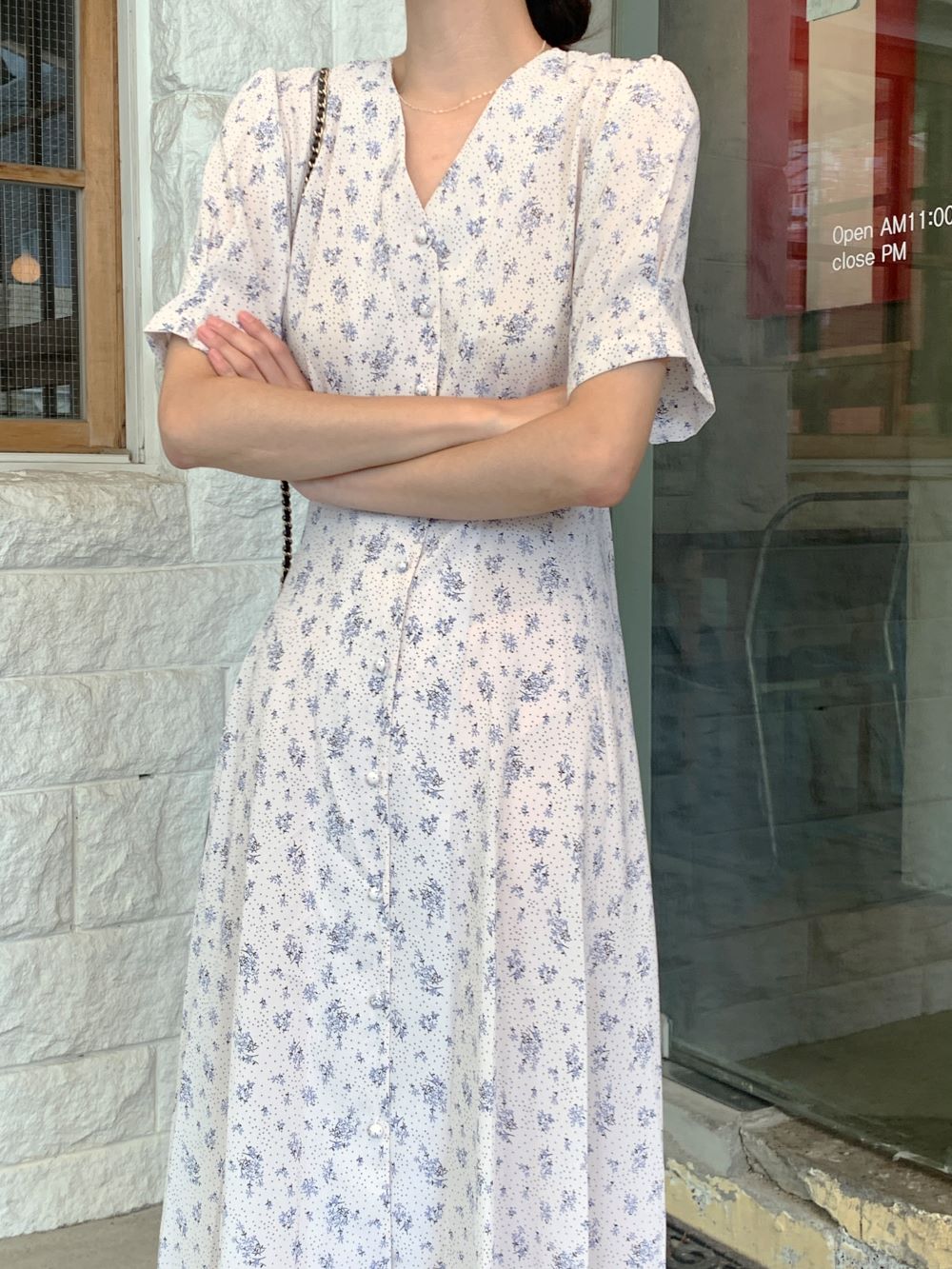 몬드리 여름 브이넥 콩단추 소매 반팔 나염 잔꽃 패턴 허리끈 리본 플라워 쉬폰 롱 원피스 이미지 4