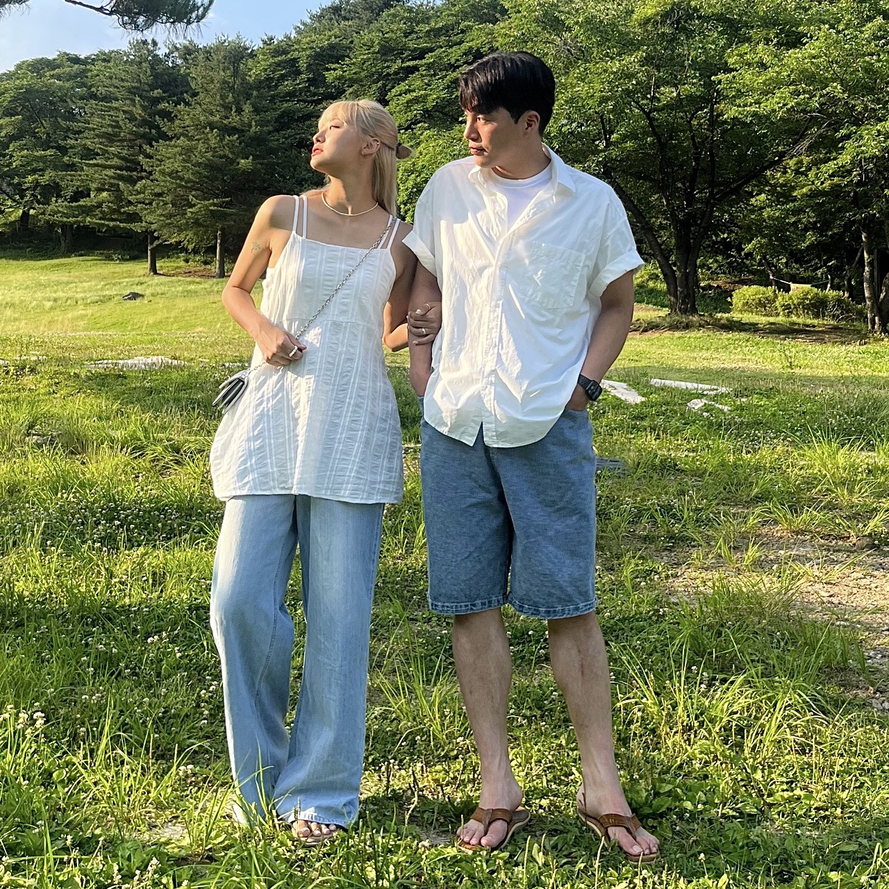 커플 시밀러룩 레이어드원피스 연청바지 n 바스락반팔셔츠 핀턱팬츠 - 메인 이미지