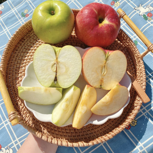 [단단해 보이는 붉은 감홍 사과 사진]