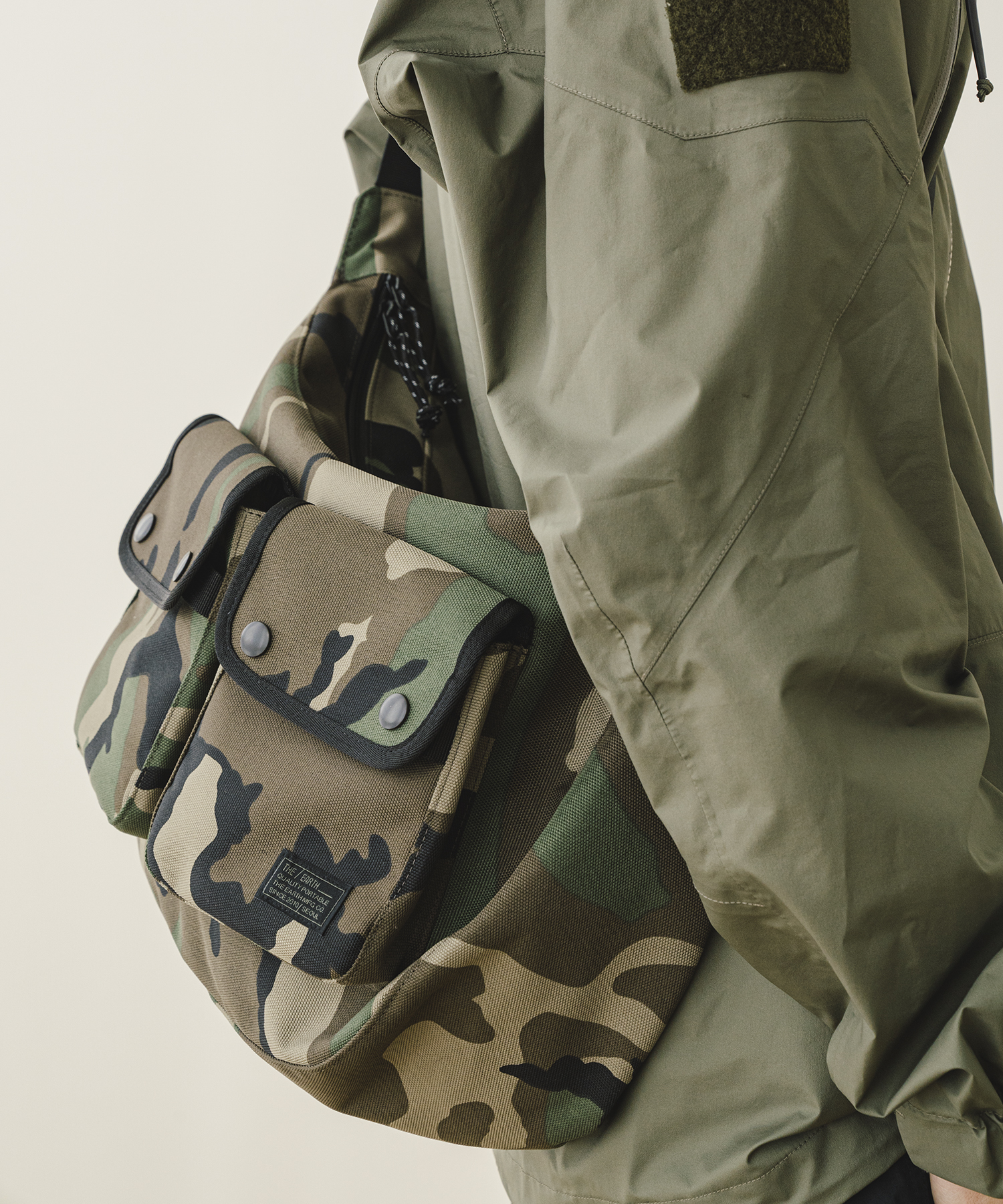 디얼스 발리스틱 코듀라 크로스백 CORDURA Crossbody Bag - BLACK 이미지 8