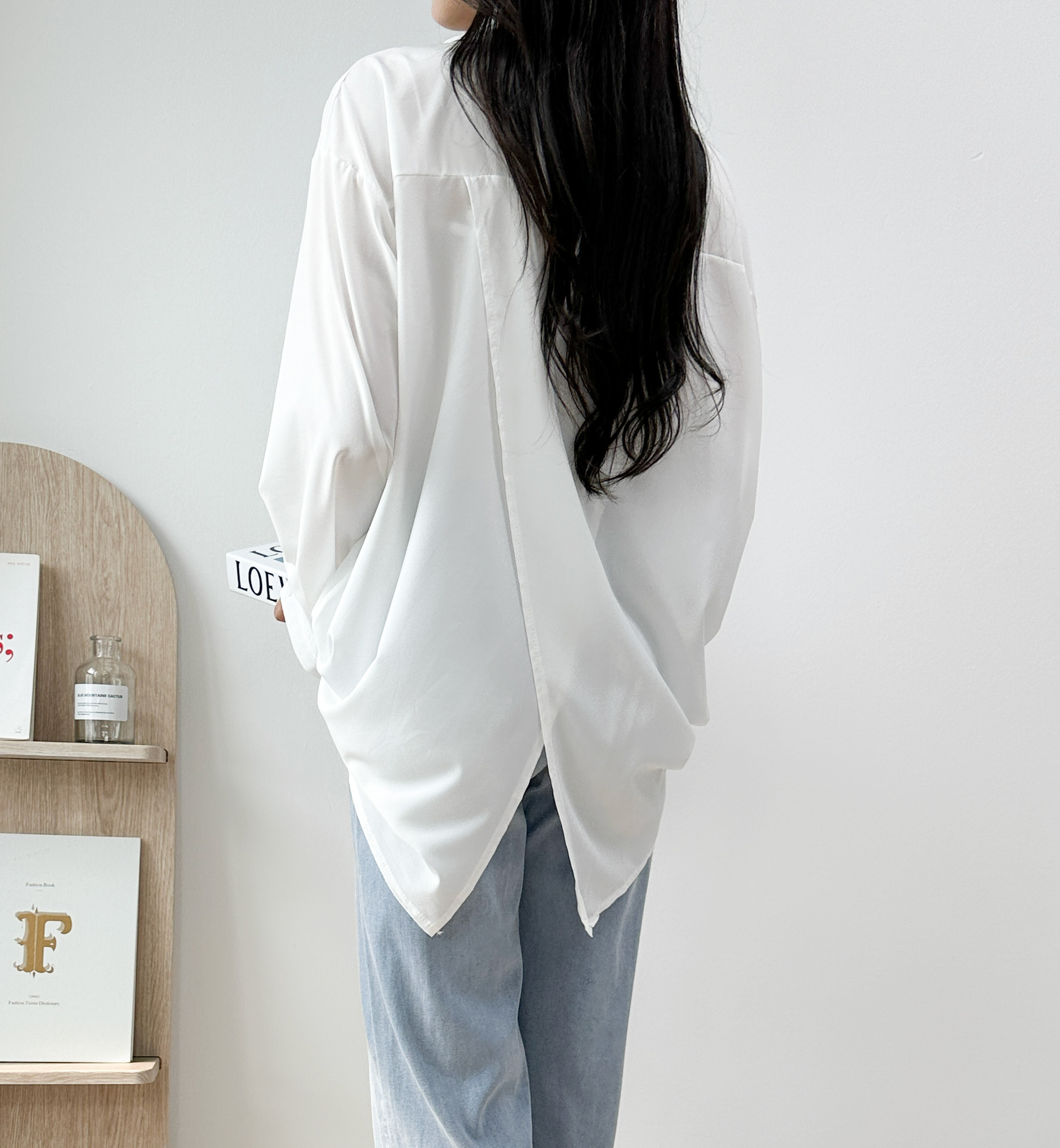 켄더 루즈핏 살안타템 뒤트임 쉬폰 여리여리 롱 블라우스 - 메인 이미지