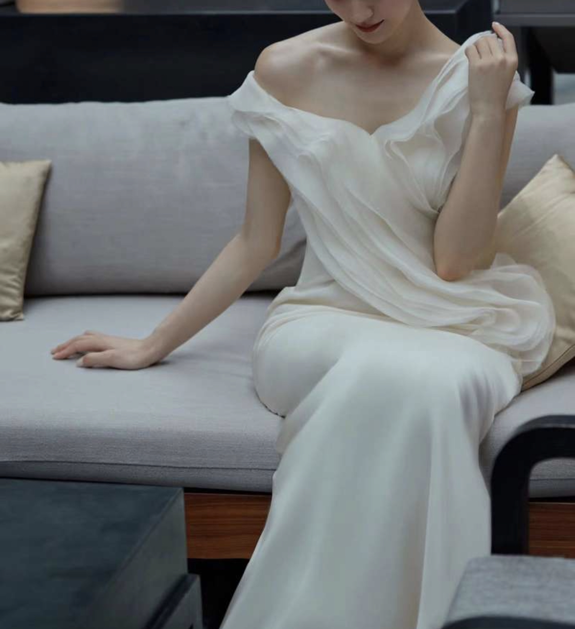 새틴 원숄더 프릴 스몰웨딩 스냅촬영 본식 머메이드 셀프웨딩드레스 이미지 4