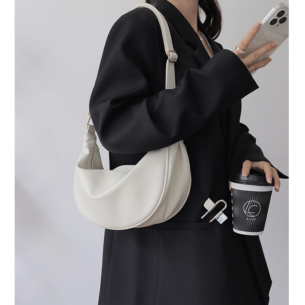 여성 가죽 미니백 여행용 반달 크로스백 슬링백 핸드폰 가방