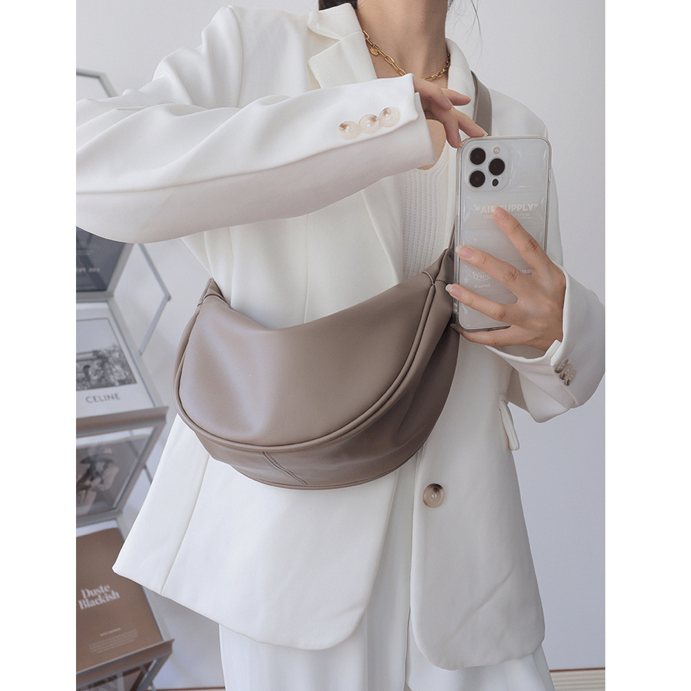 여성 가죽 미니백 여행용 반달 크로스백 슬링백 핸드폰 가방