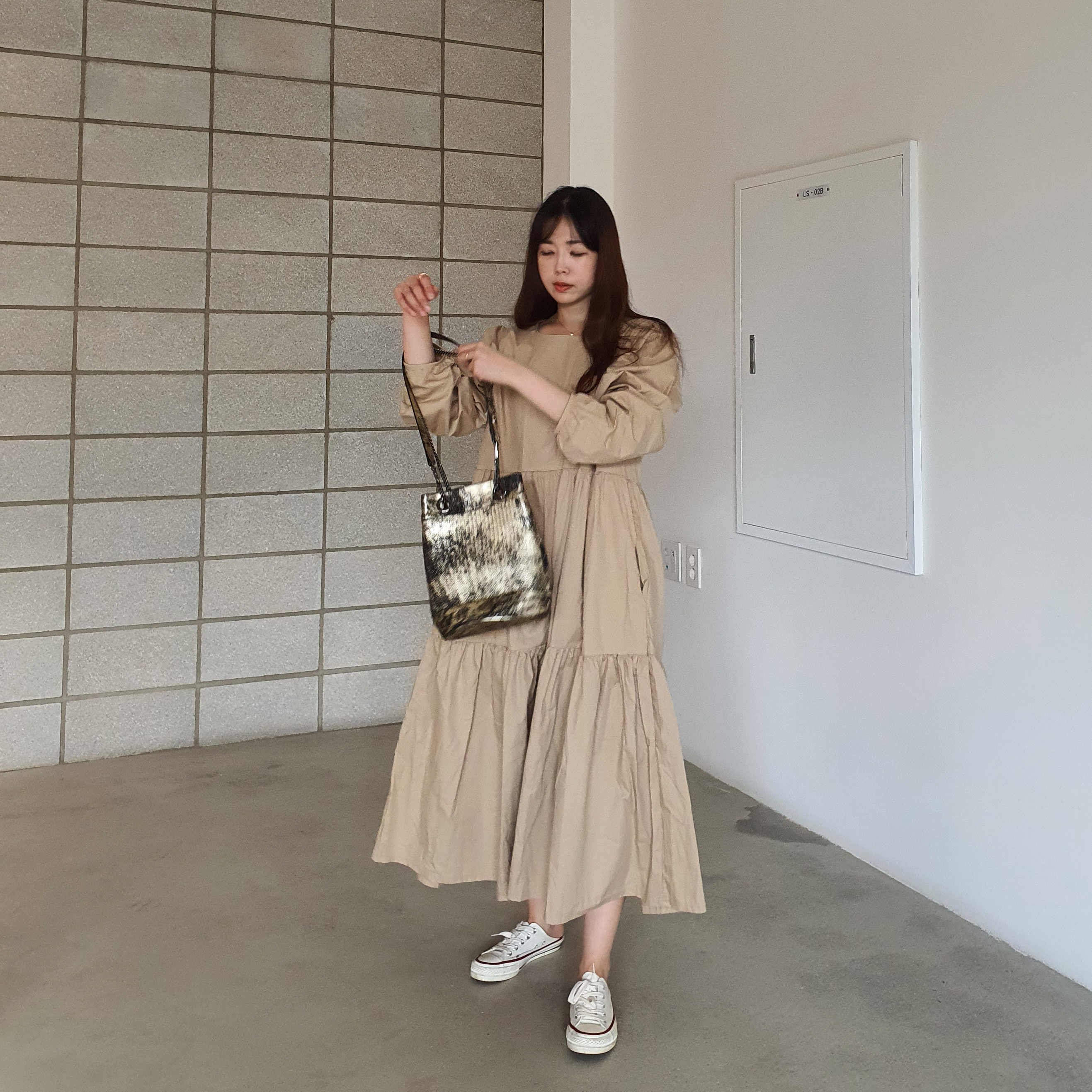 가을 퍼프소매 라운드 블랙 루즈핏 30대 꾸안꾸 캉캉 롱 원피스 이미지 2