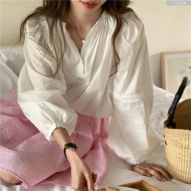 포키 벌룬 자수 버튼 루즈핏 코튼 블라우스 2col 가을 봄 브이넥 퍼프 제이플로우 - 상세 이미지 2