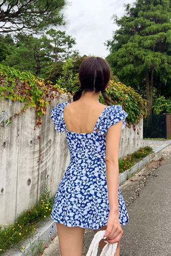 화사한 플라워 패턴의 하치 원피스 수영복 착용 모습