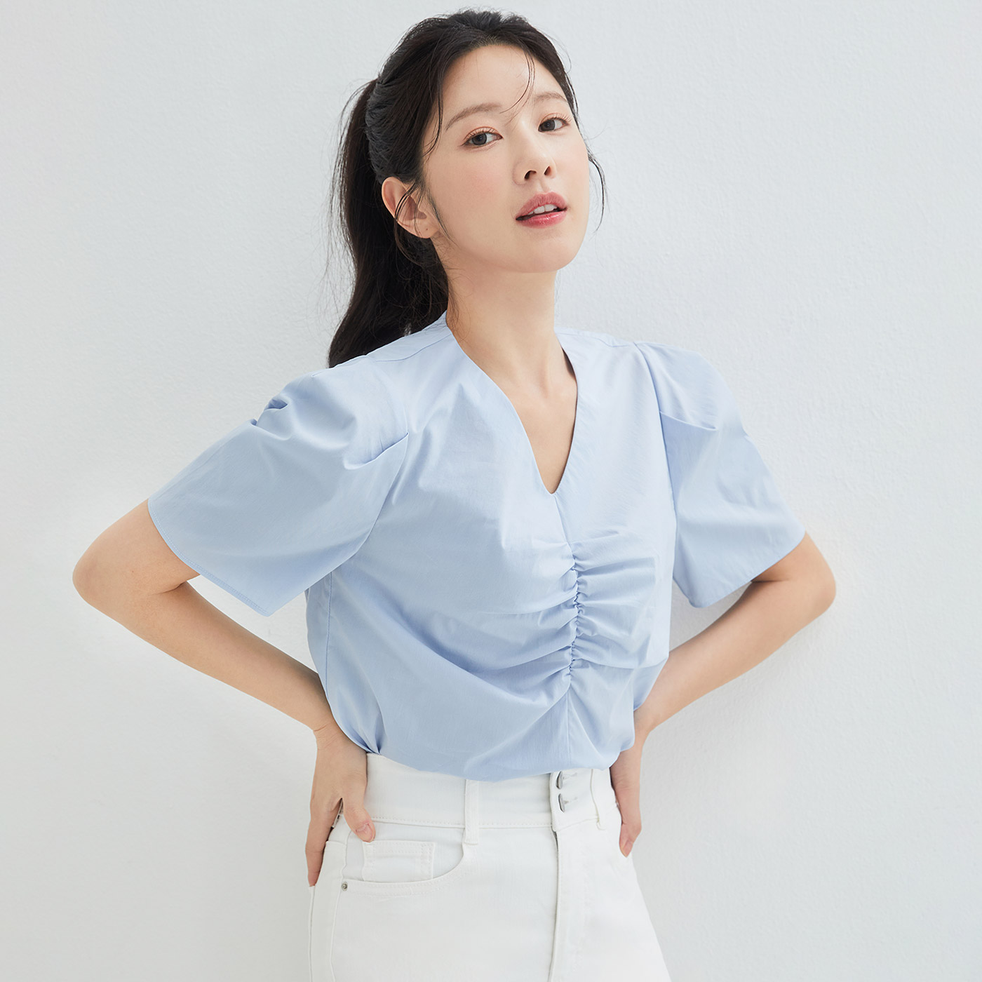 로엠 브이넥 셔링 블라우스 RMBLD37RTA - 상세 이미지 2