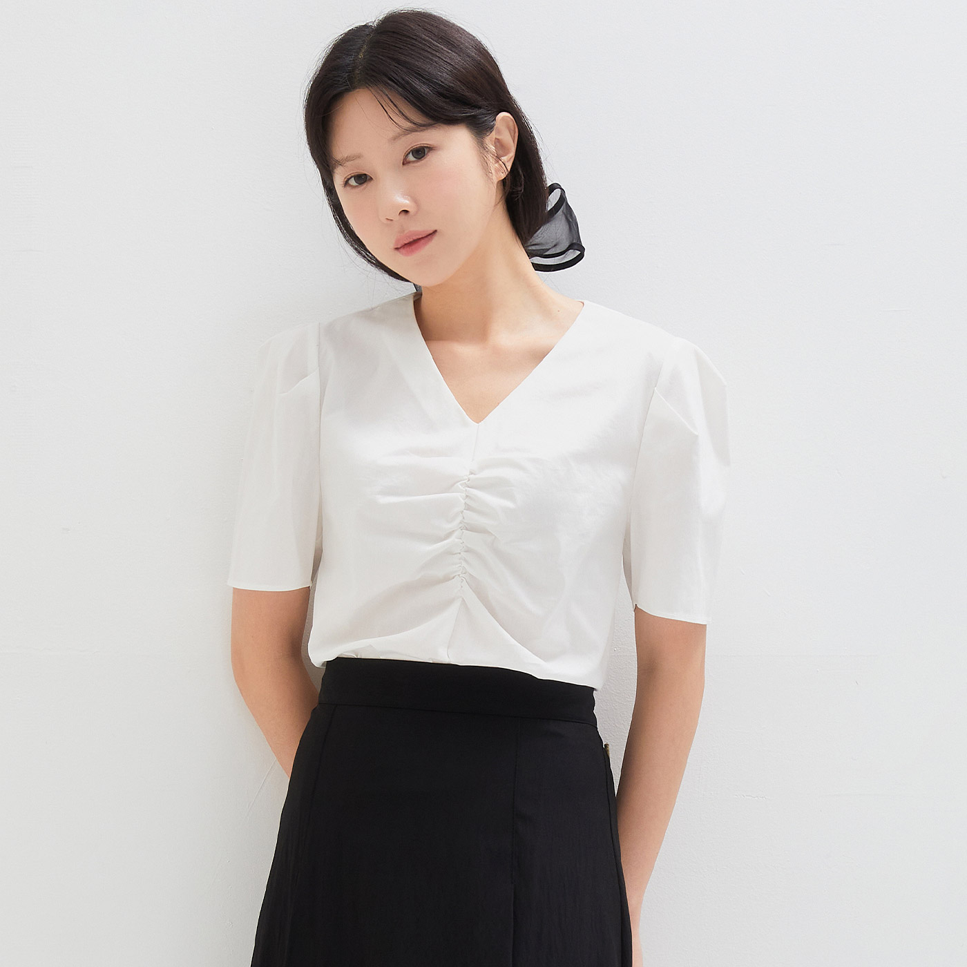 로엠 브이넥 셔링 블라우스 RMBLD37RTA - 상품 이미지