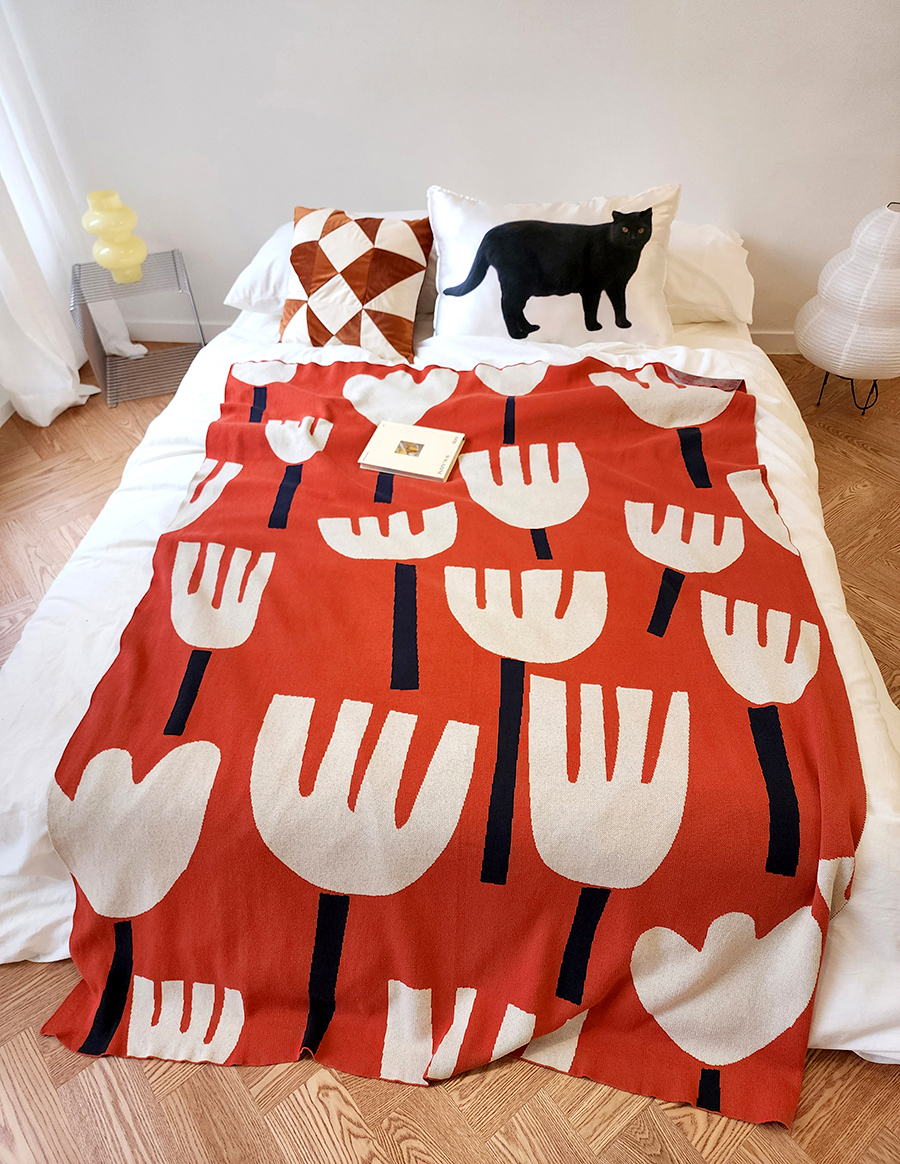 블랑쉬 레드속 하얀꽃송이 아트 모티브 블랭킷 - 상품 이미지