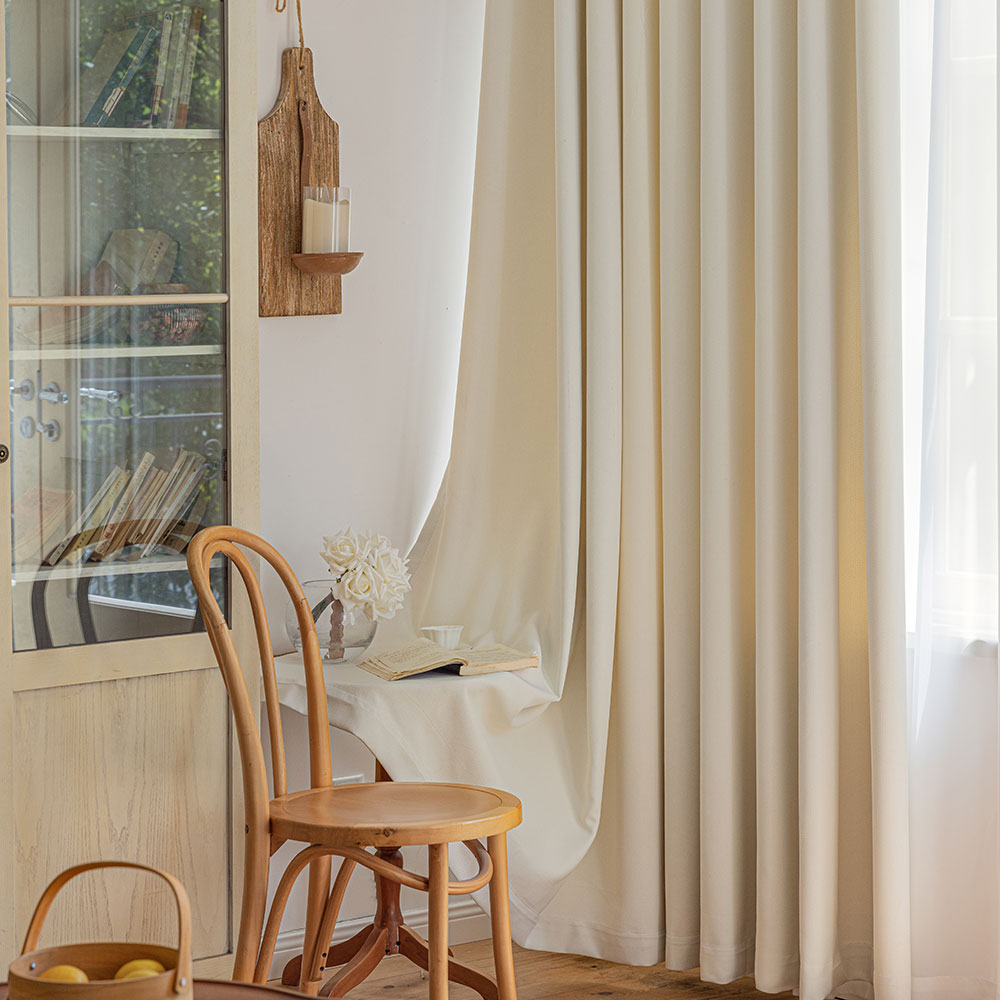 사라하우스 크림화이트 형상기억 양면 암막 인테리어 방한 거실 안방 아일렛 커튼 140cm