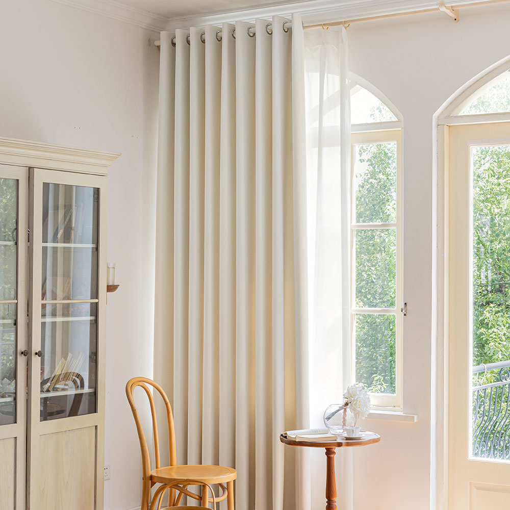 사라하우스 크림화이트 형상기억 양면 암막 인테리어 방한 거실 안방 아일렛 커튼 140cm