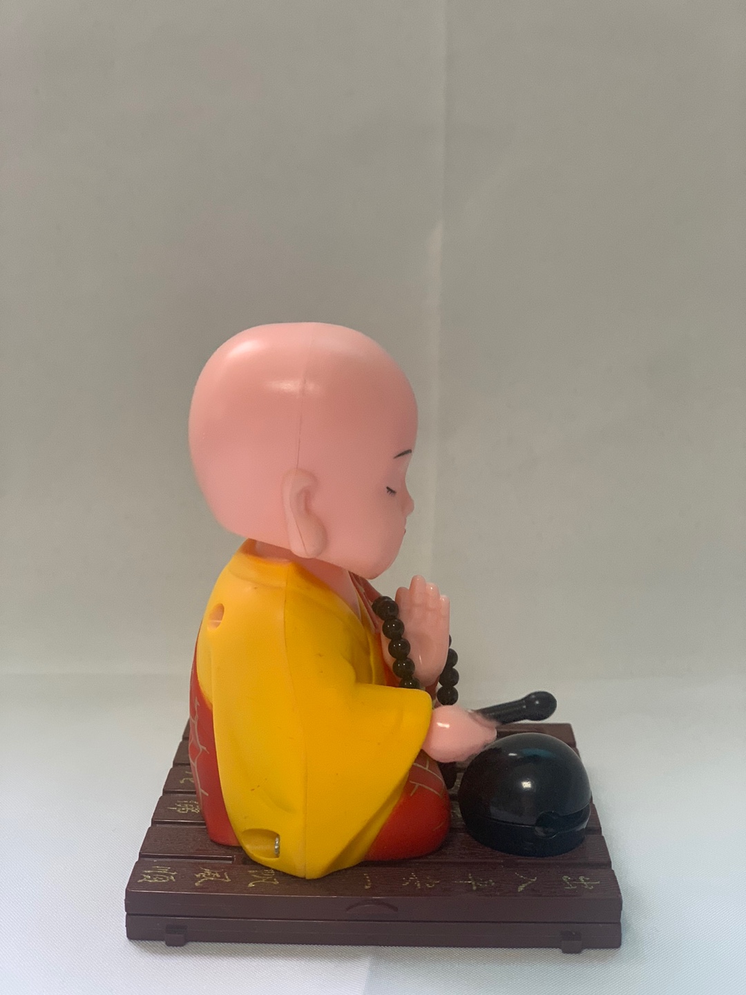 목탁치는 기도하는 스님 태양열 자동차 태양광 노호혼 상품 이미지