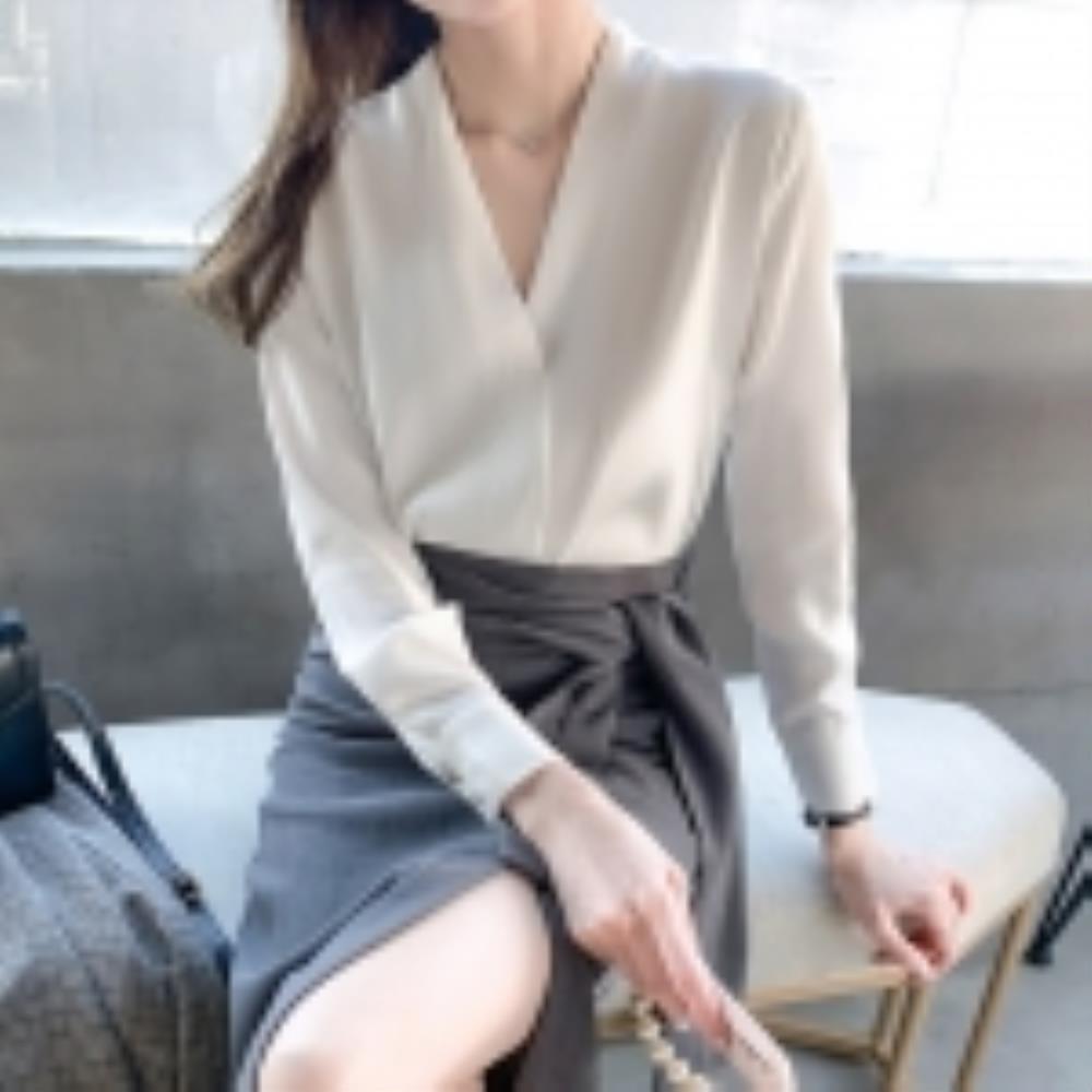 여성 하객룩 노카라 브이넥 화이트 정장 긴팔 블라우스 이미지 1