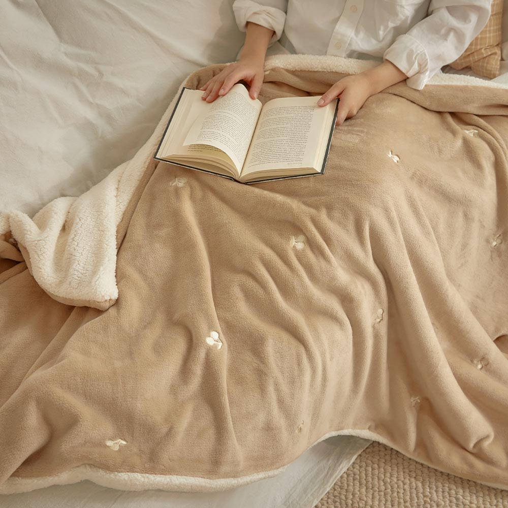 양털 담요 블랭킷 극세사 밍크 부드러운 겨울 차박 캠핑 쇼파 이불 무릎 자수 카모마일 75x100cm