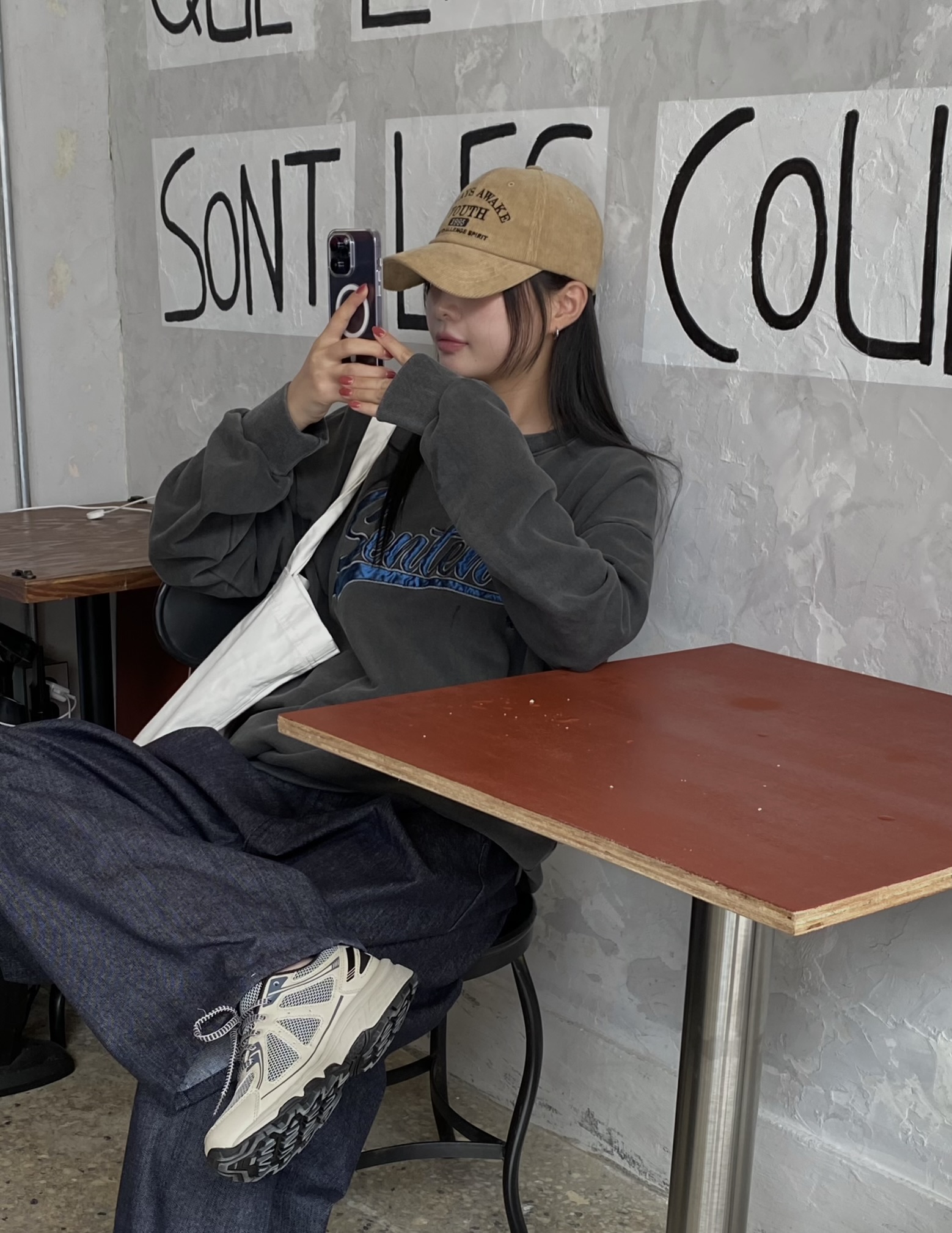 문즈 핀턱 뒷 밴딩 이염없는 논페이드 와이드 벌룬 데님 / S - M / 뒷 밴딩 여유로운 폼 벌룬한 상세 이미지 21