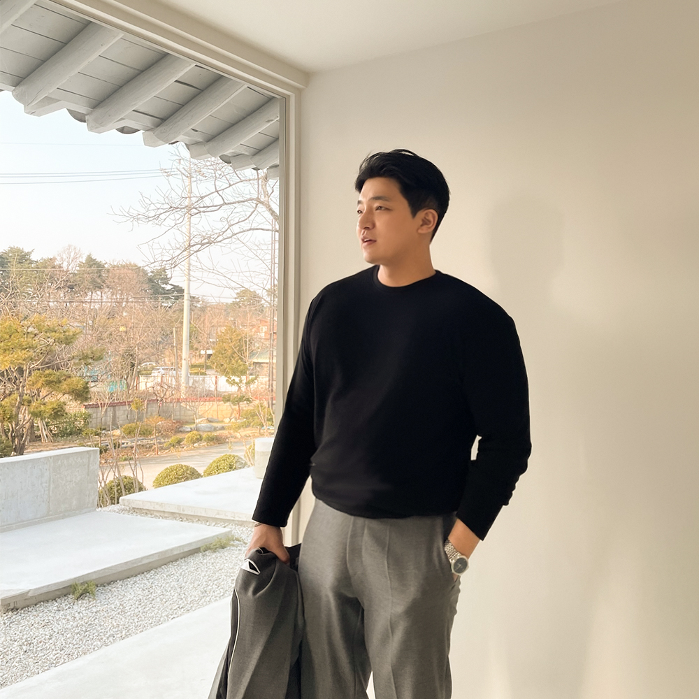 머슬핏니트 남자 긴팔 워셔블 보풀없는 어깨넓어보이는 얇은 아이보리 라운드 니트 - 상세 이미지 2