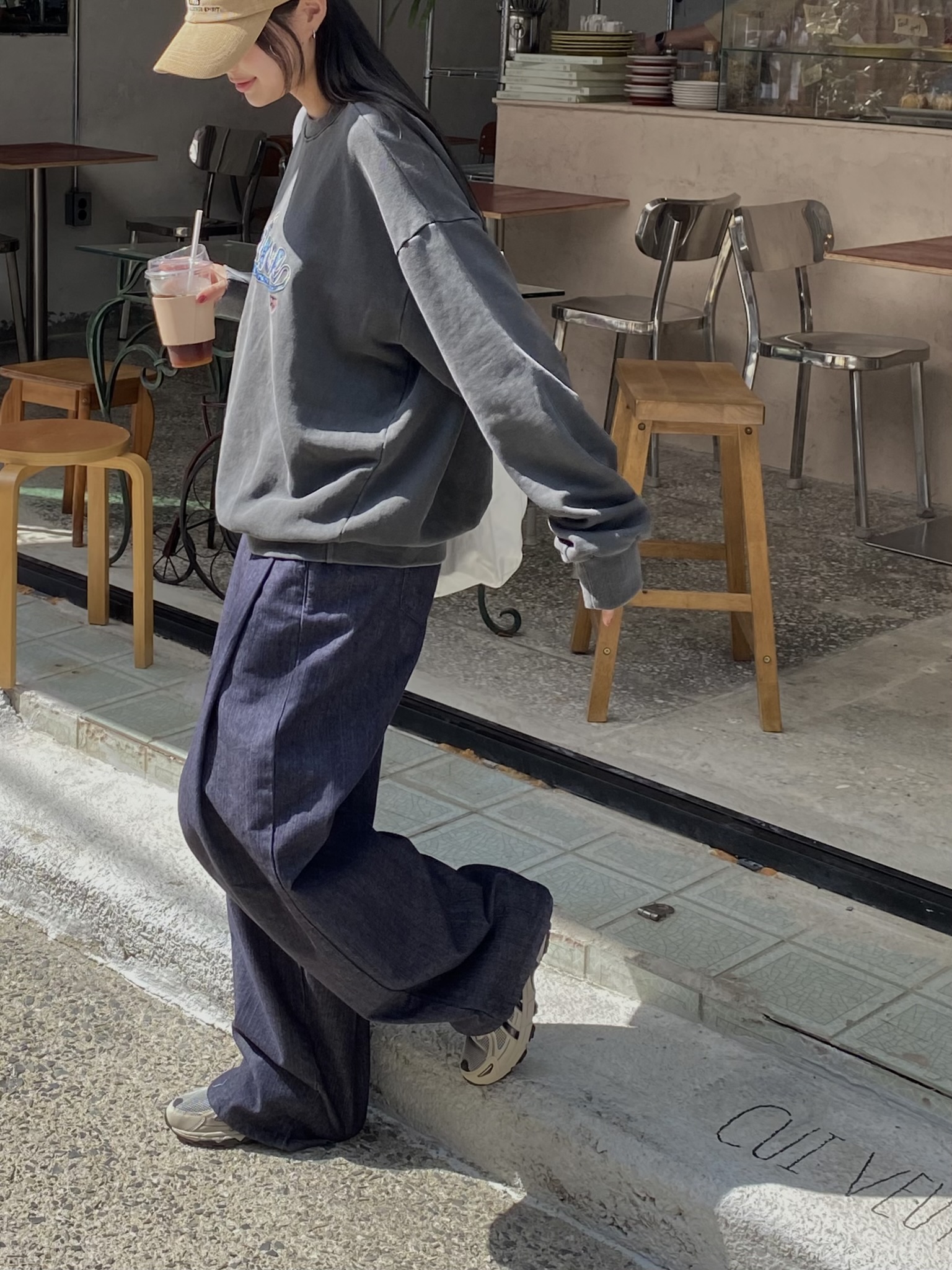 문즈 핀턱 뒷 밴딩 이염없는 논페이드 와이드 벌룬 데님 / S - M / 뒷 밴딩 여유로운 폼 벌룬한 상세 이미지 25