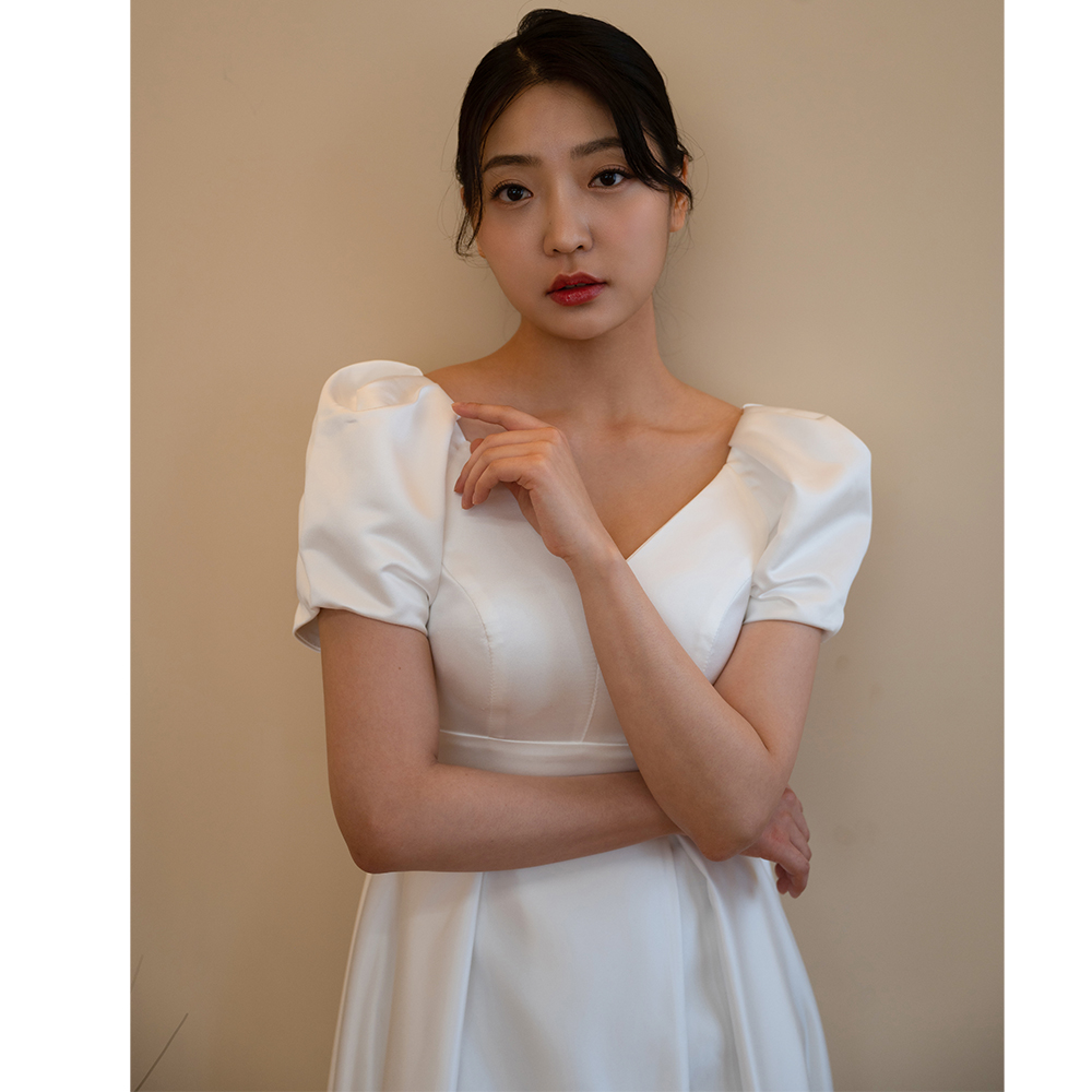 V넥 화이트 웨딩 트임드레스 대여 제주스냅 브라이덜샤워 원피스 의상대여 이미지 4