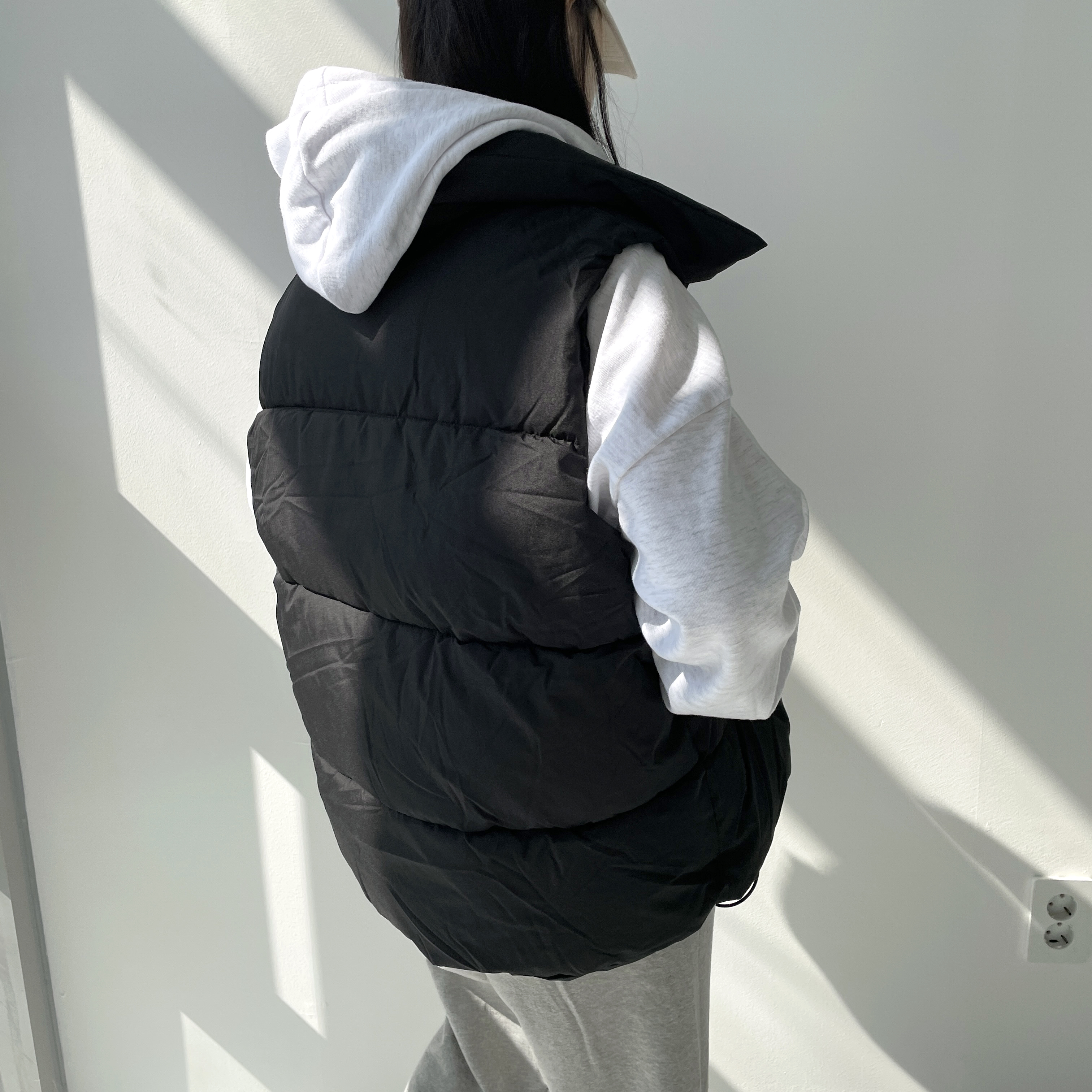 세일) 사선 오버핏 하이넥 패딩 점퍼 조끼 베스트 - 상세 이미지 4