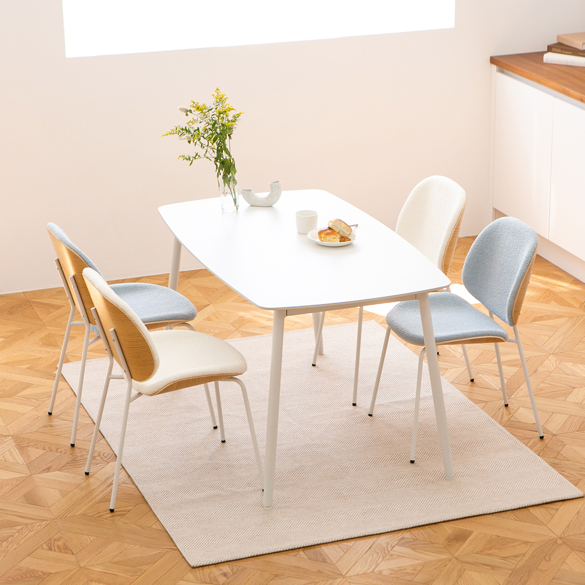 헤닝 망고 식탁의자 스틸의자 화이트 부클레 패브릭 - 상세 이미지 2