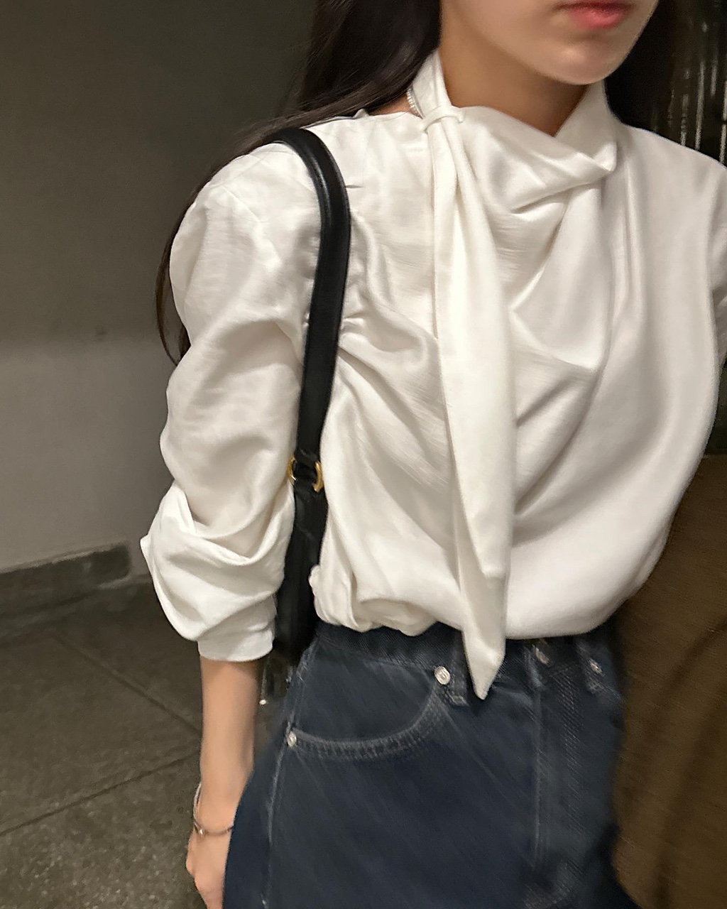 뮤러 여성 가을 겨울 긴팔 리본 타이 셔링 새틴 스카프 루즈핏 오버핏 블라우스 이미지 2