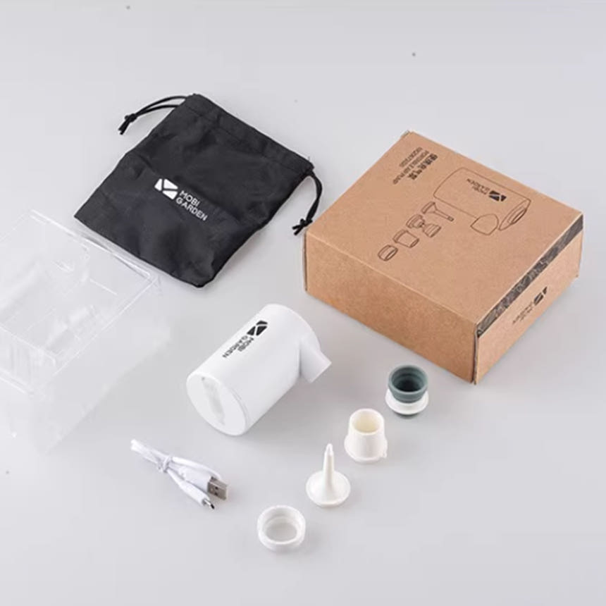 에어펌프로 캠핑매트에 바람 넣는 모습