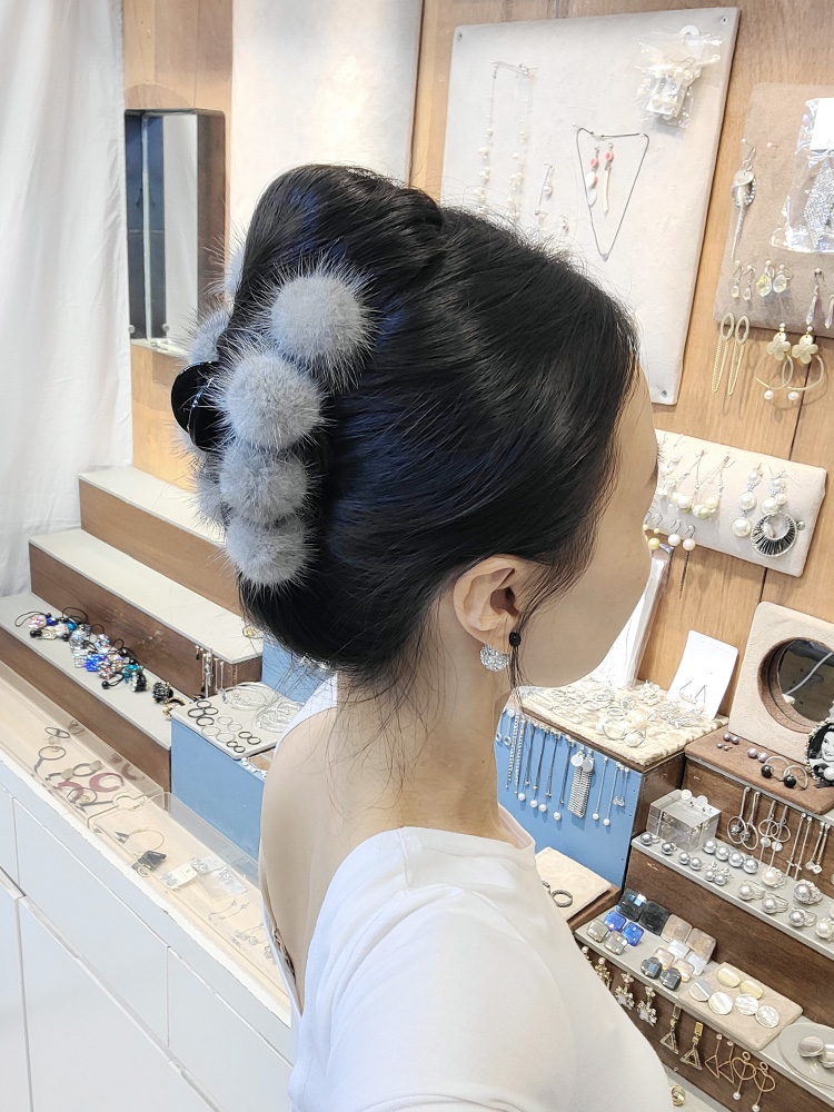 겨울 밍크 집게핀 통통 고퀄리티 큰방울 보들이 4알 올림머리 12cm 슬림 집게삔 - 상품 이미지