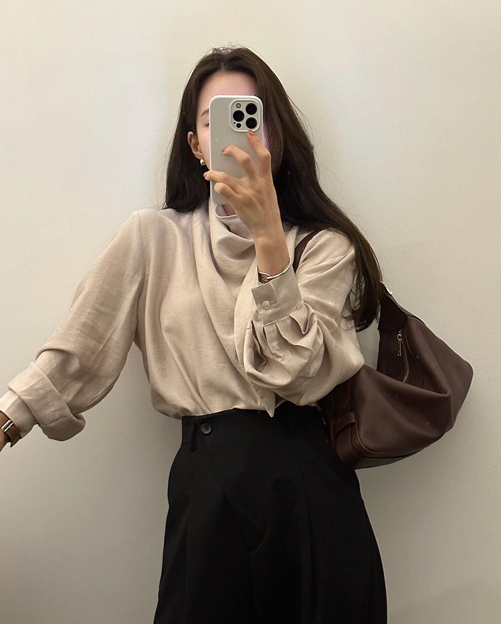 뮤러 여성 가을 겨울 긴팔 리본 타이 셔링 새틴 스카프 루즈핏 오버핏 블라우스 이미지 3