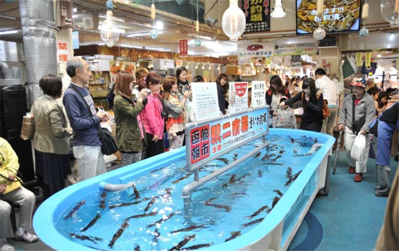 홋카이도 하코다테 온천 게 2일 투어｜미쉐린 3스타 하코다테 산야경 케이블카 & 노보리베츠 니코스 마린파크 & 시코쓰 호수 얼음 파도 축제 & 가나모리 창고 & 하코다테 아침 시장 이미지 3