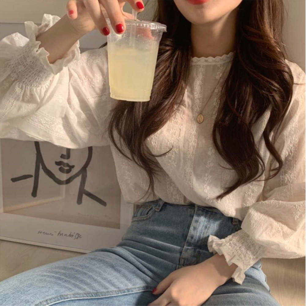 예식장옷차림 결혼식 복장 하객룩 데이트룩 흰색 프릴 블라우스 이미지 1