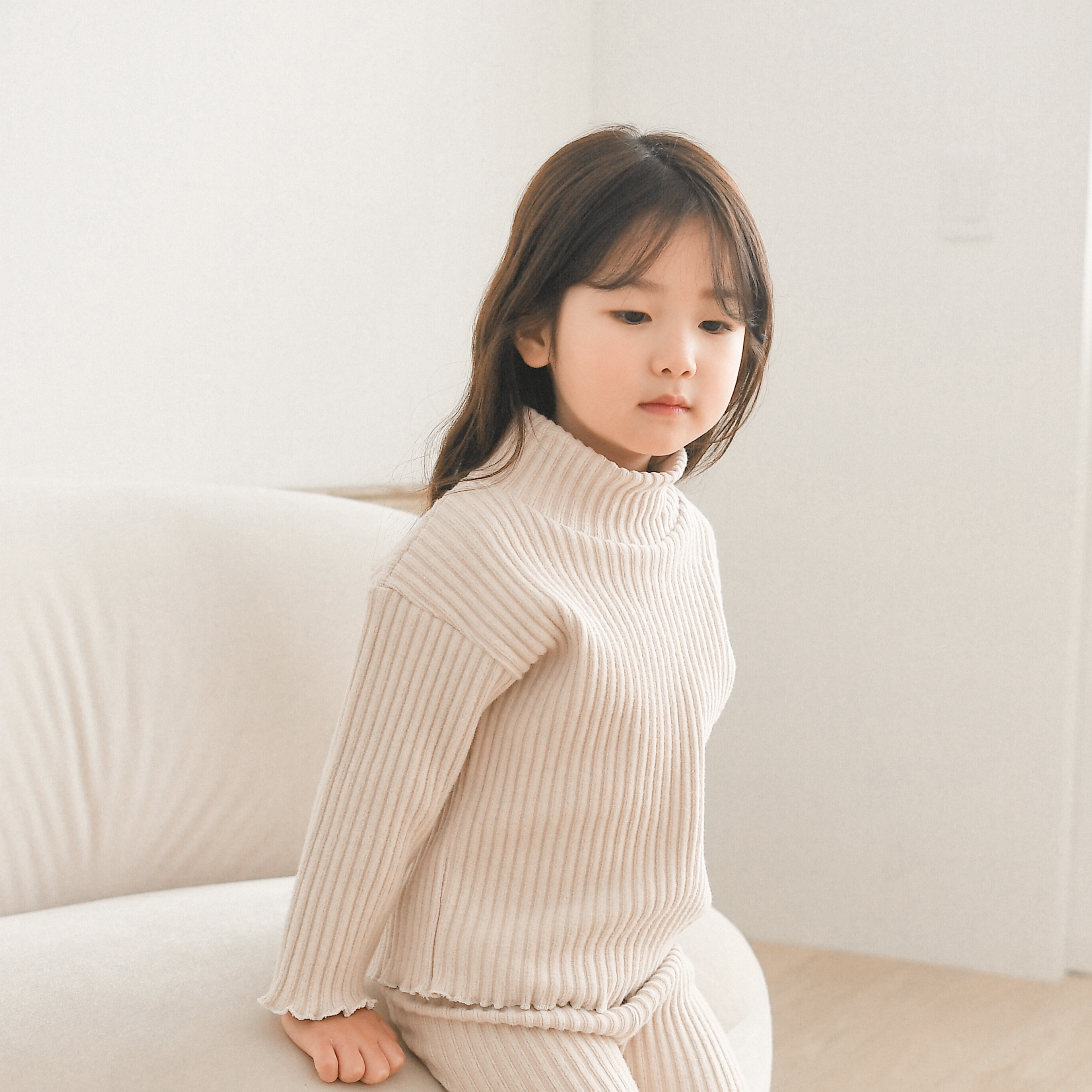 엠버 골지 니트 반폴라 티셔츠 겉기모 여아 아동목폴라 - 상품 이미지