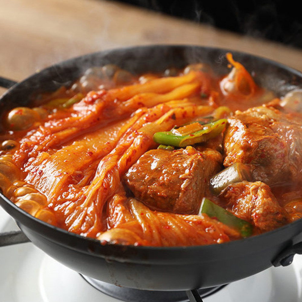 푸딩팩토리 아무나 끓여도 맛있는 깊은맛 돼지고기 김치찜 800g - 상품 이미지