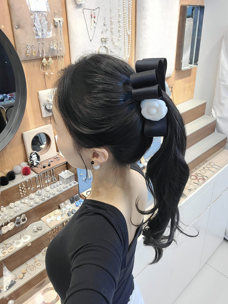 루루핀 바나나삔 블랙 4센치 무광 세틴 이중 중앙 까멜리아 포인트 포니테일 리본 바나나핀 - 상품 이미지