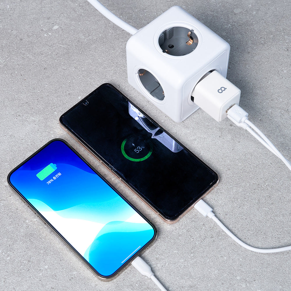 오아 25W 듀얼 충전기 크기 비교