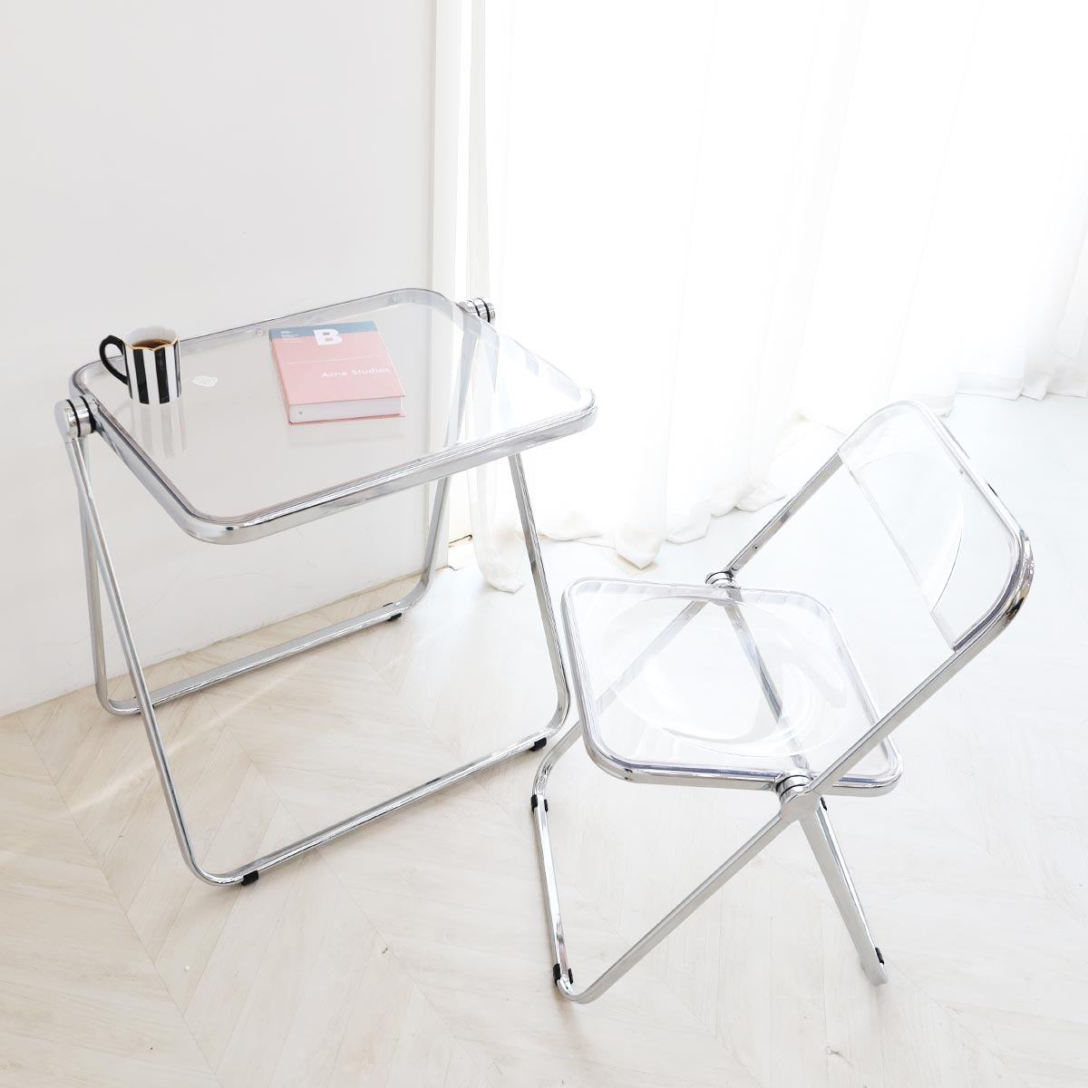 일루일루 글로시 투명 접이식 의자 폴딩 체어 미드센추리 모던 아크릴 홈카페
