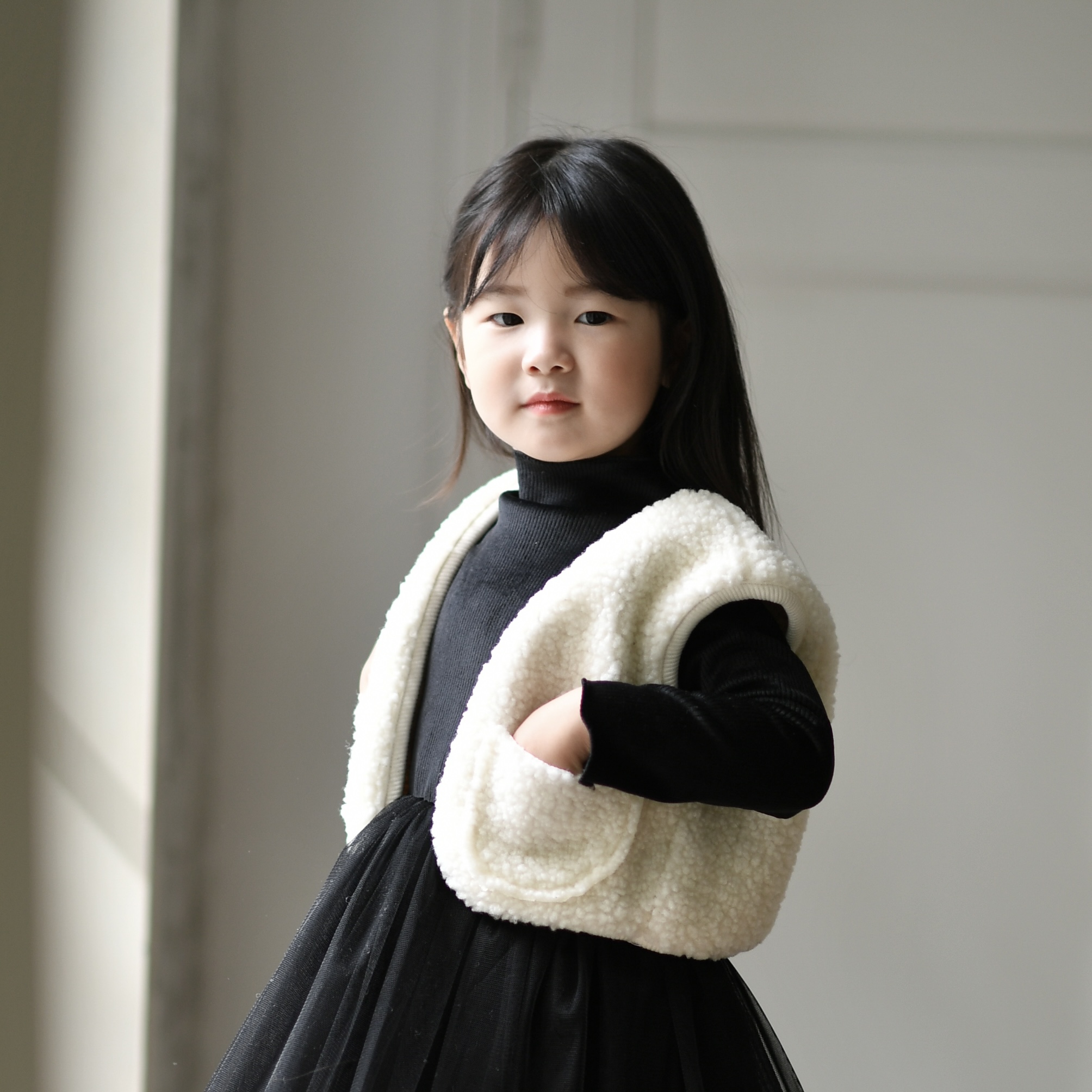 아린 덤블 뽀글이 조끼 겨울 여아 아동 남녀공용 인조퍼 아이보리 블랙 인디핑크 보통핏 - 상품 이미지