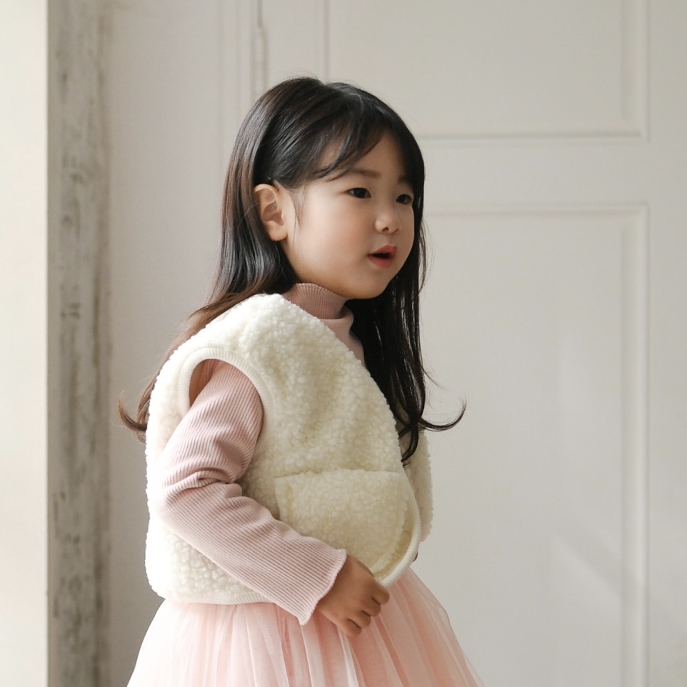 아린 덤블 뽀글이 조끼 겨울 여아 아동 남녀공용 인조퍼 아이보리 블랙 인디핑크 보통핏 - 상세 이미지 5