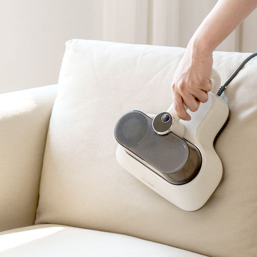 한경희 침구청소기 사용 후 먼지통 사진