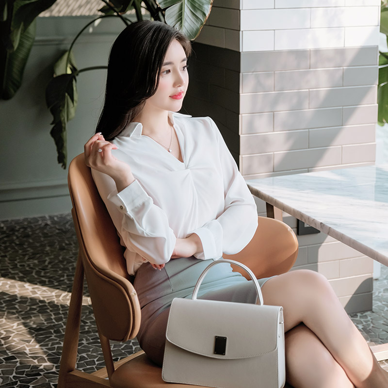 예쁜 볼륨감을 더해주는 V넥 쉬폰 카라 블라우스 bs4971 - 상세 이미지 4