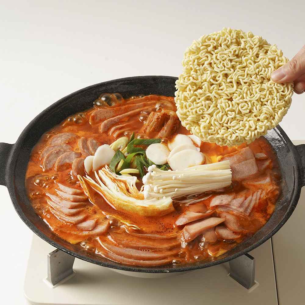 [의정부 부대찌개] 얼큰한 스팸 부대찌개 / 채소, 콩, 라면사리포함 냉장밀키트 - 상세 이미지 4