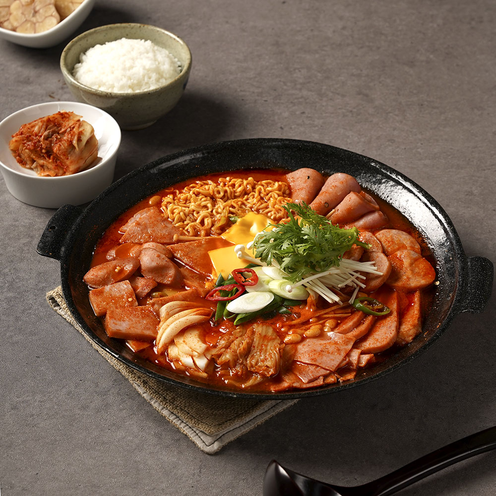 [의정부 부대찌개] 얼큰한 스팸 부대찌개 / 채소, 콩, 라면사리포함 냉장밀키트 - 상세 이미지 2