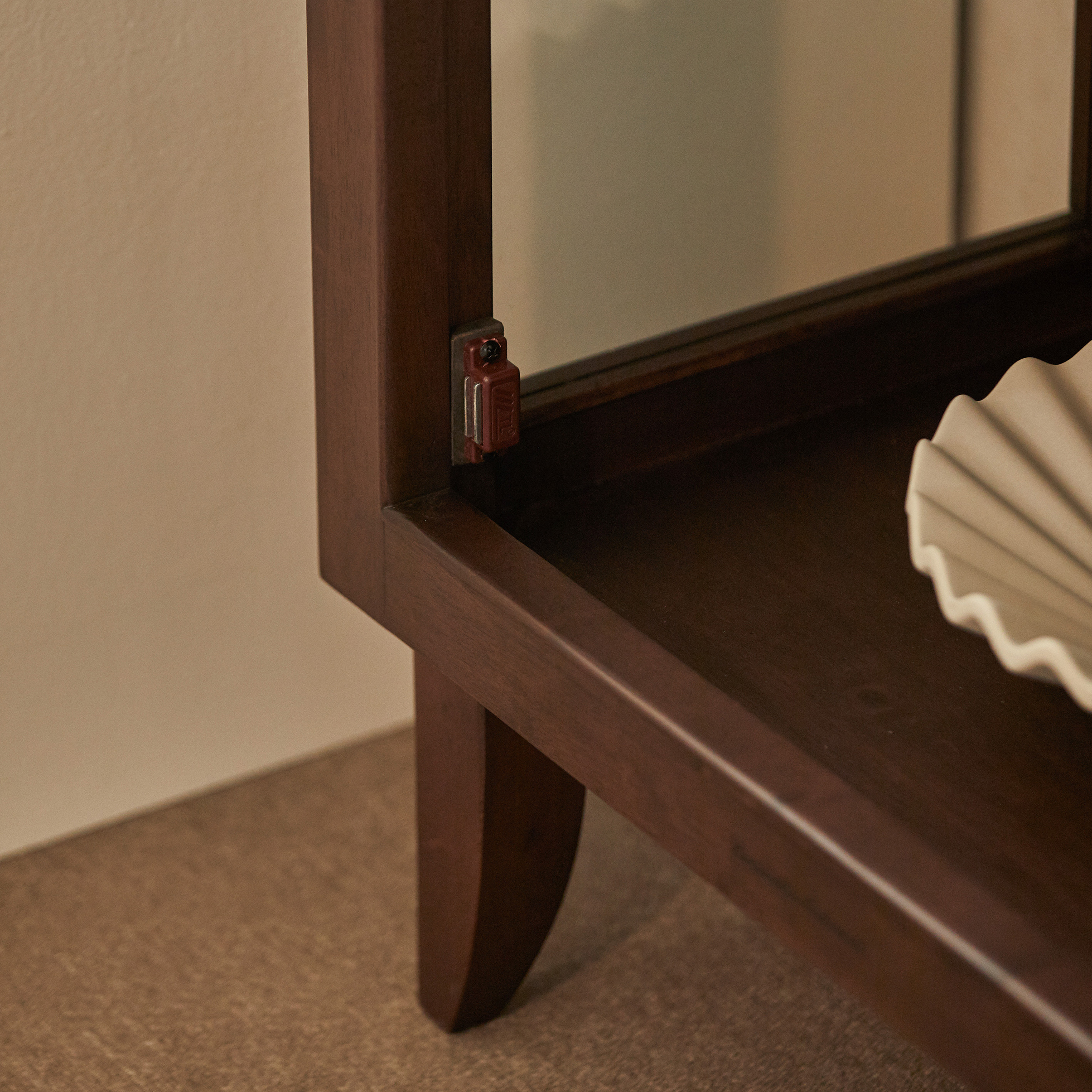 로맨틱캬바레 1951 원목 유리 장식장 엔틱 빈티지 주방 거실 인테리어 위스키 술 장식장