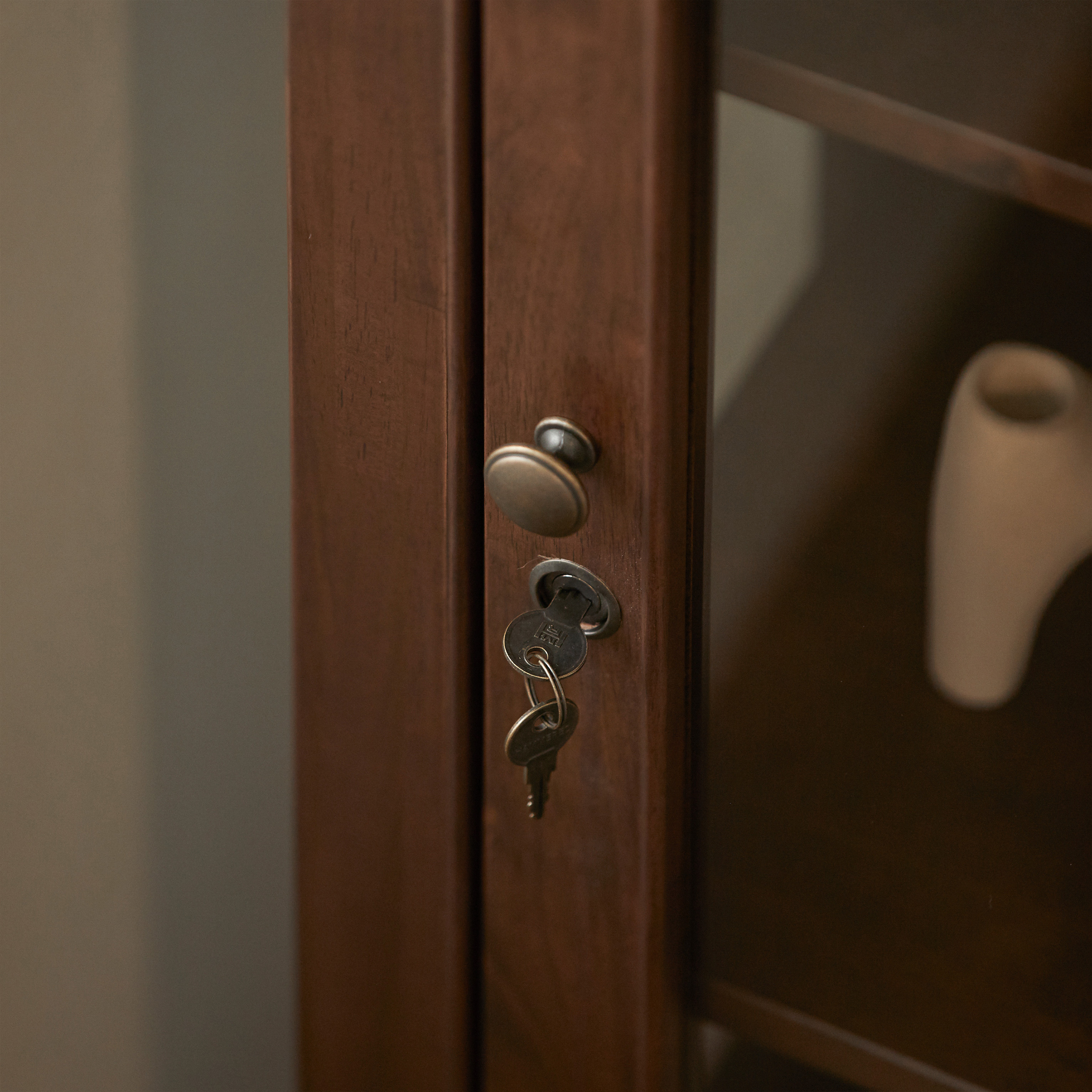 로맨틱캬바레 1951 원목 유리 장식장 엔틱 빈티지 주방 거실 인테리어 위스키 술 장식장